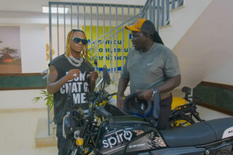 Fik Fameica receives a Spiro Ekon electric motorcycle.